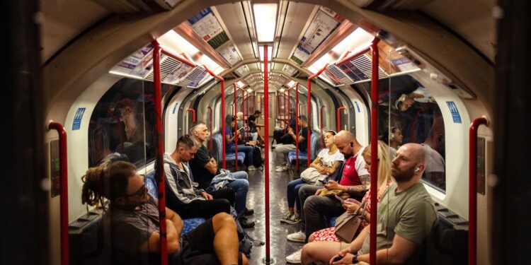 Londra’da kulaklıksız müzik dinleyenlere karşı kampanya