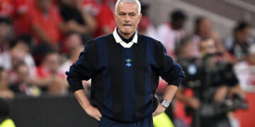 Maçın Önüne Geçti! Mourinho'nun Giydiği Kazağın Fiyatı Ortaya Çıktı