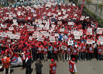 Memur-Sen'den 'Zam' Eylemi: Hazine ve Maliye Bakanlığı'na Yürüdüler