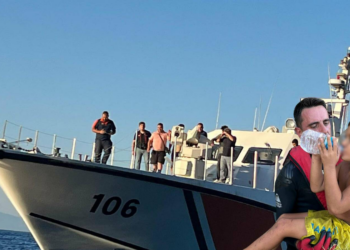 Milas açıklarında alabora olan teknedeki 2 çocuk kayalıklarda bulundu