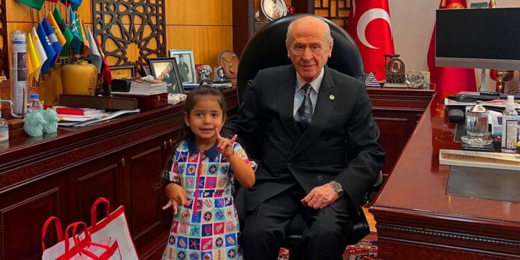 Minik Hilal’in Yüzünü Güldüren Ziyaret… Bahçeli'yle Buluştu, Bozkurt Selamı Verdi