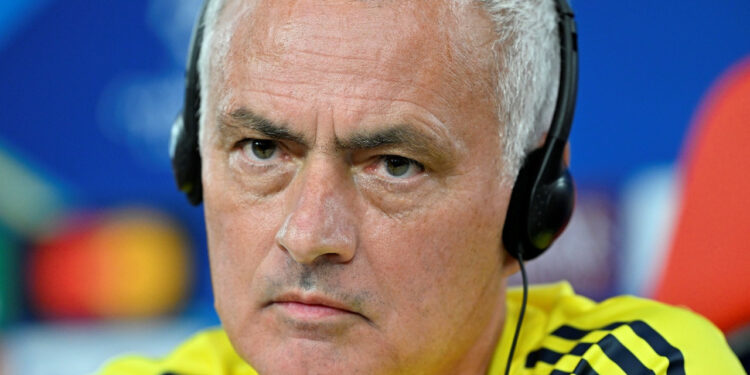 Mourinho Yönetime Patladı... 'Transfer Listesi Bile Yok!'