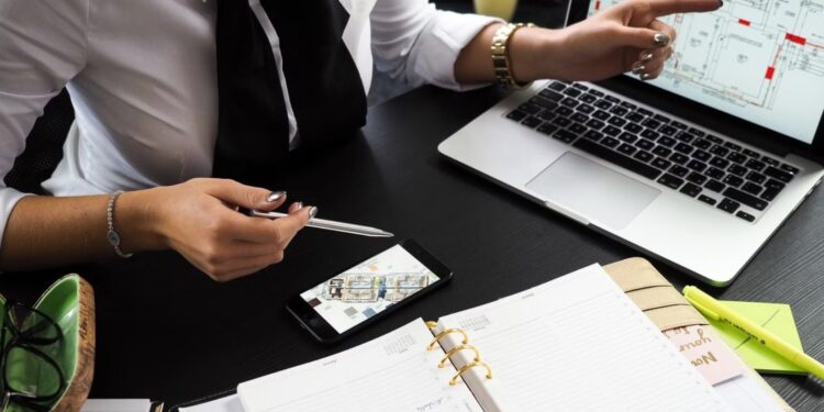 Nüfusun yarısını oluşturan kadınlar iş gücü piyasasında erkeklerin üçte birinden az