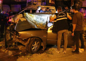 Otomobil Ağaca Ok Gibi Saplandı, Doğum Gününde Feci Şekilde Can Verdi