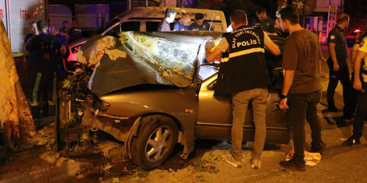 Otomobil Ağaca Ok Gibi Saplandı, Doğum Gününde Feci Şekilde Can Verdi