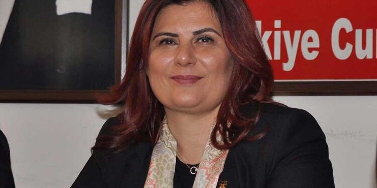 Özlem Çerçioğlu ve 3 belediye başkanı CHP’den istifa etti