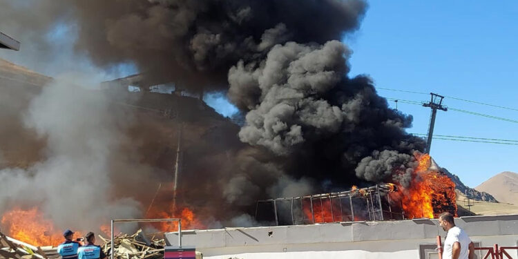 Palandöken Kayak Merkezi’nde Yangın! Kafe ve Maketler Alevlere Teslim Oldu