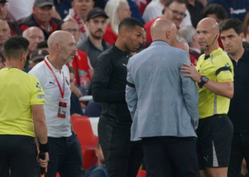 Premier Lig’de Genç Futbolcuya Büyük Şok! Hakem Maçı Durdurdu, Kulüpler Tek Ses Oldu