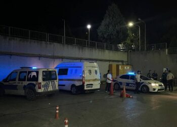 Sakarya’da hastane eczanesinde boşanma aşamasındaki eşini silahla vurdu