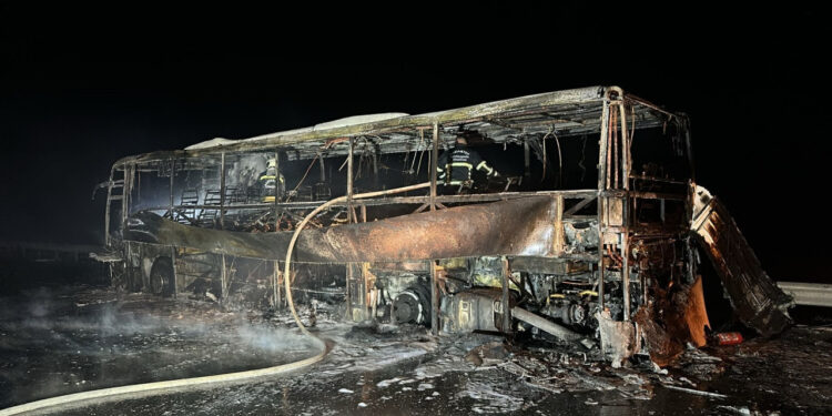 Şoförün Dikkati Faciayı Önledi... Yolcu Otobüsü Kül Oldu