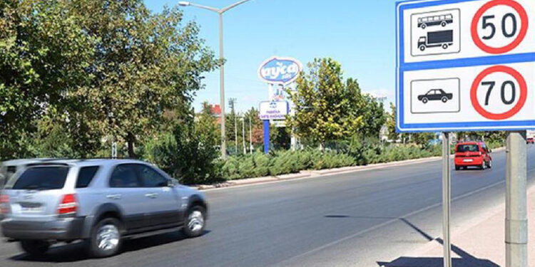 Sürücüler İçin Yeni Düzenleme! Karayollarındaki Hız Sınırı ve Levhalar Sil Baştan Değişiyor