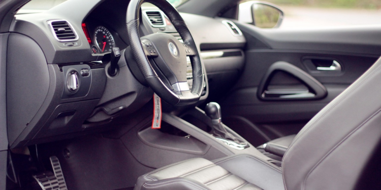 Sürücülerin Çoğu Bilmiyor! İşte Aracınızdaki Gizli Mini Buzdolabı Özelliği