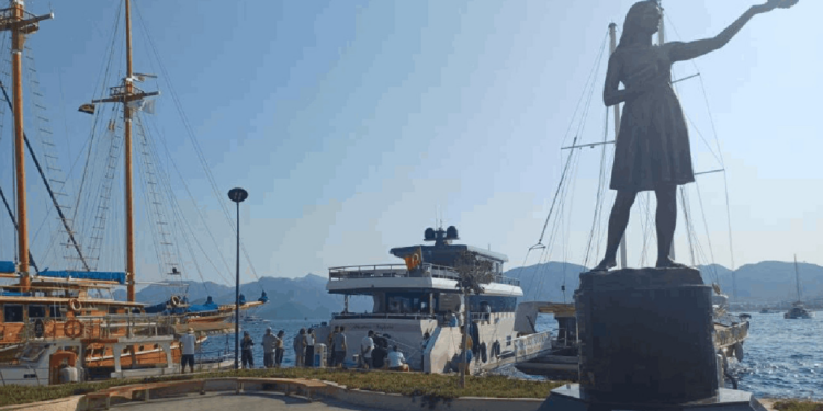 Tekneden Yükselen Dumanlar Korkuttu