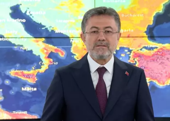 Türkiye Alev Alev! Bakan Yumaklı Son Durumu Açıkladı: 55 Yangının 45’i Kontrol Altında