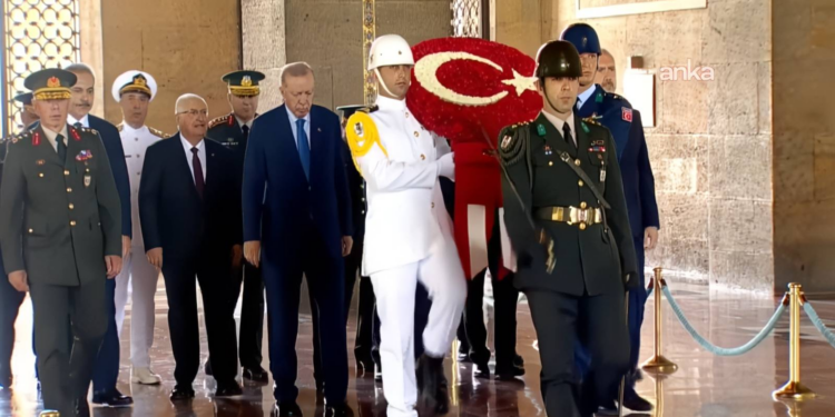 Türkiye'yi bölgesinin kutup başı ülkesi yapma mücadelemiz devam ediyor