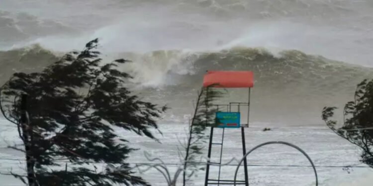 Vietnam Diken Üstünde... 100 Binler Tahliye Ediliyor!