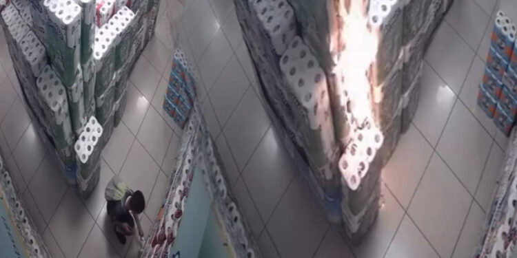 10 Yaşındaki Çocuk Marketi Kundakladı: Daha Önce de Yangın Çıkarmış!