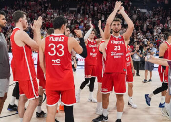 12 Dev Adam EuroBasket'te Çeyrek Finalde! Mililer İsveç'i Devirdi