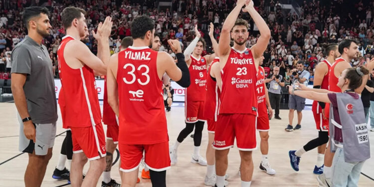 12 Dev Adam EuroBasket'te Çeyrek Finalde! Mililer İsveç'i Devirdi