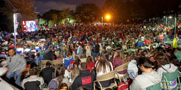 12 Dev Adam Sahada, On Binler Alanlarda Ekran Başında