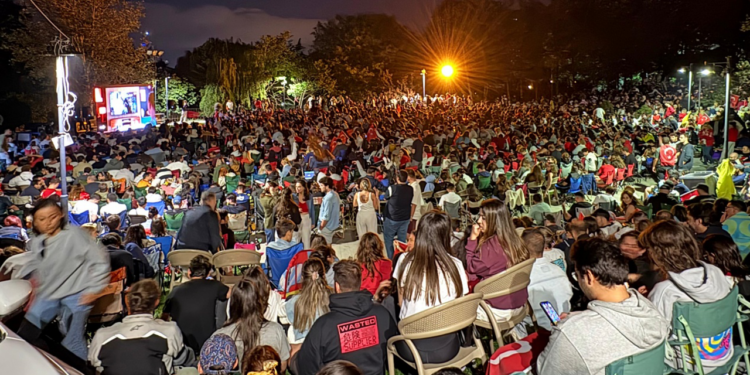 12 Dev Adam Sahada, On Binler Alanlarda Ekran Başında