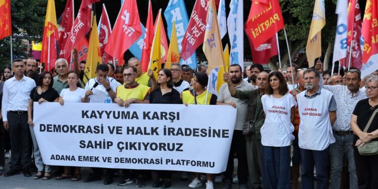 CHP’ye atanan kayyım protesto edildi: Darbeye hayır