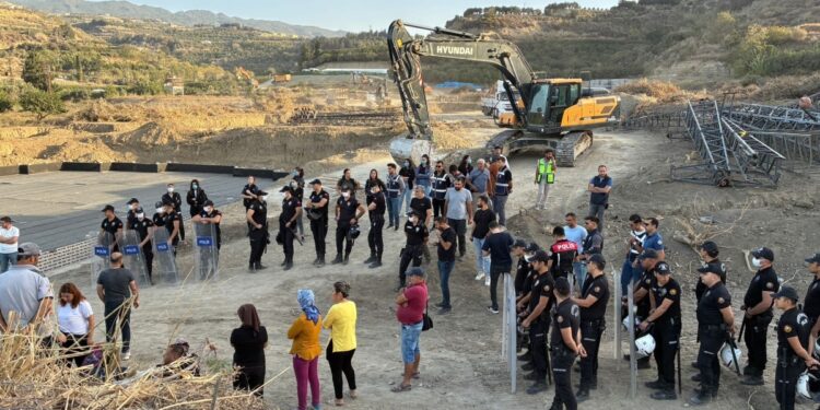 TOKİ inşaatı için mandalina bahçelerine girildi