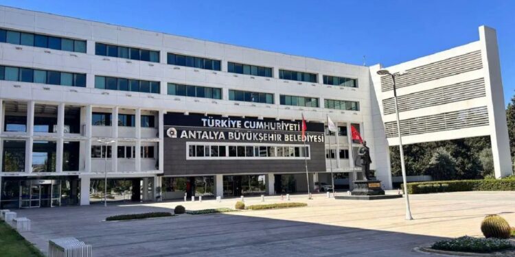 Antalyaspor Derneği’ne baskın: 16 gözaltı