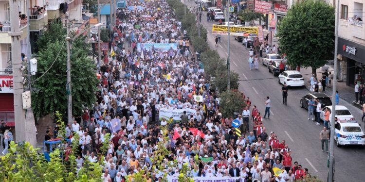 Amed’de binler ‘Bê serok jiyan nabe’ sloganlarıyla yürüyor CANLI