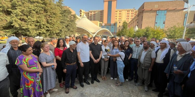 DBP ile DEM Parti’den ırkçı saldırıya uğrayan işçiye ziyaret