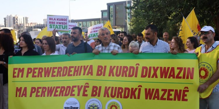 Bugün milyonlarca çocuk anadilinde okula başlayamadı: İnsanlık suçudur