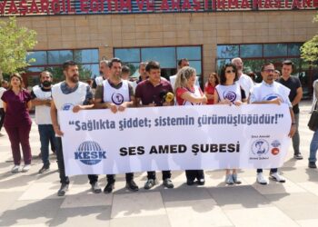 Gazi Yaşargil’de sağlıkçılara dönük şiddet protesto edildi