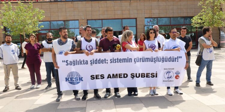 Gazi Yaşargil’de sağlıkçılara dönük şiddet protesto edildi