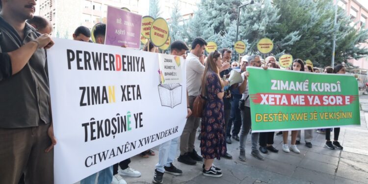 ANKA DER Eğitim Bakanlığı önünde: Anadilimizde eğitim istiyoruz