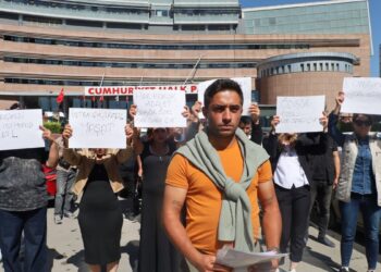 İşten çıkarılan işçilerden CHP’ye ‘ekmek ve soğanlı’ protesto