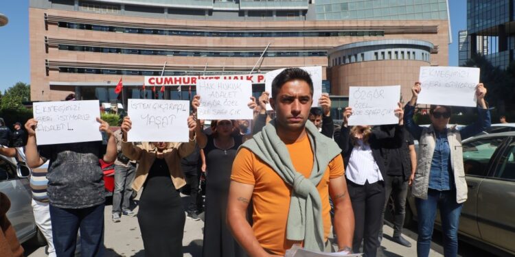 İşten çıkarılan işçilerden CHP’ye ‘ekmek ve soğanlı’ protesto