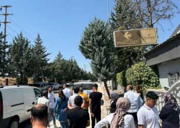 2 aydır maaşları ödenmeyen işçiler eylem başlattı