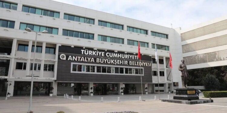 Antalya Büyükşehir Belediyesi’ne operasyon: 17 gözaltı