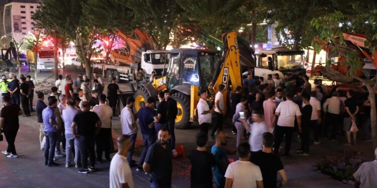 Êlih’in en işlek caddesinde ağaç kıyımı