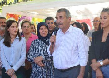 Kayyım atanan belediye eşbaşkanlarından ‘Barış için imza standı’na ziyaret