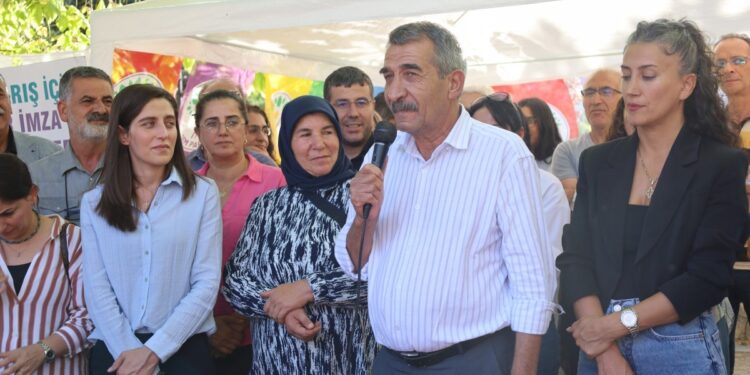 Kayyım atanan belediye eşbaşkanlarından ‘Barış için imza standı’na ziyaret