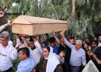 Taziyelere engel, mezarlıklara saldırı: Ailelerin yanında yer almalıyız