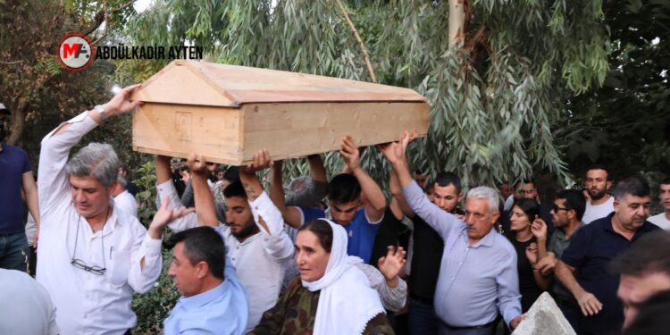 Taziyelere engel, mezarlıklara saldırı: Ailelerin yanında yer almalıyız