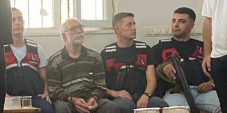 Tutsak Karak oğlunun taziyesinde kelepçeyle bekletildi
