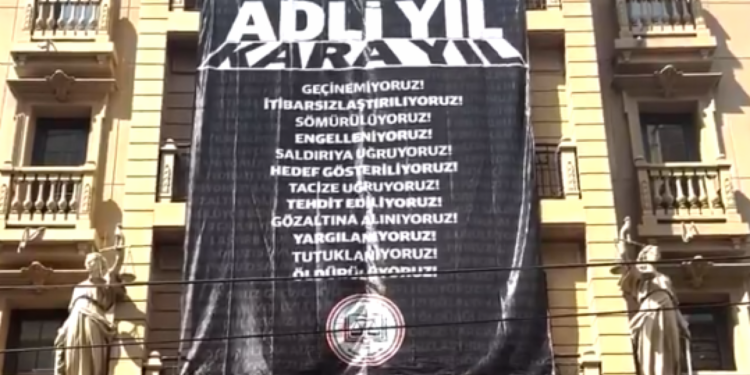 İstanbul Barosu adli yılı pankartla anlattı: Kara yıl