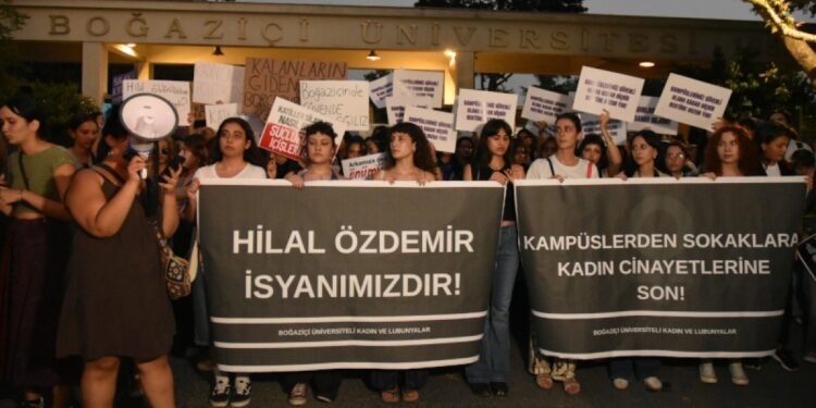 ‘Kadınların katili, saray rejimi’ sloganını atan öğrencilere yurt dışı yasağı