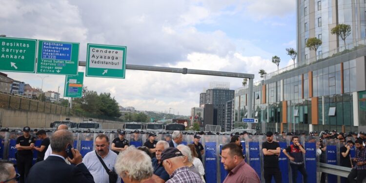 CHP önünde kayyım tepkisi: Kabul etmiyoruz