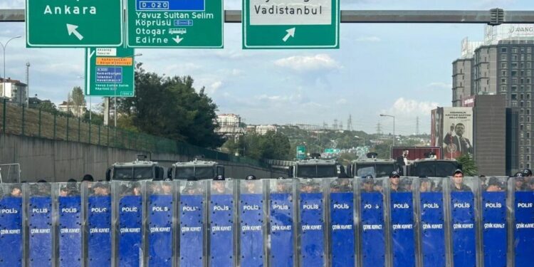 DEM Parti ziyareti öncesi CHP etrafındaki abluka kaldırıldı