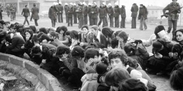 Yazar Çelik: Demokrasi güçleri 12 Eylül uygulamalarına direniyor