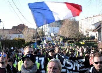 Fransa’da Macron’a karşı ‘her şeyi durdurma’ eylemleri başladı